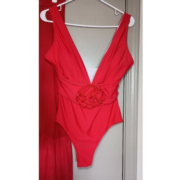 One-Piece Bathing Suit & Matching Sarong - Picture 4 of 8